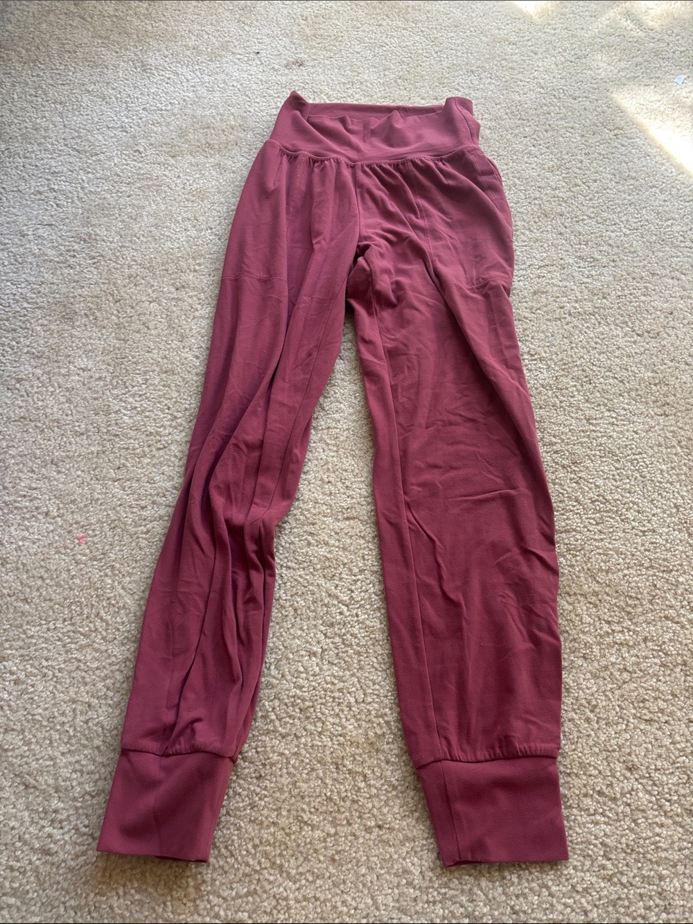 Very good condition women’s maroon-ish athleta joggers with pockets